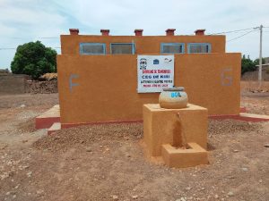 Bloc de latrines à 4 postes construit au CEG de Kiri (Tenkodogo) avec dispositif de lavage des mains.