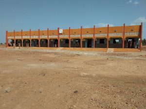 Vue d’un bâtiment de salles de classe au CEG de Lalgaye, construit avec l’appui du projet FDCII.