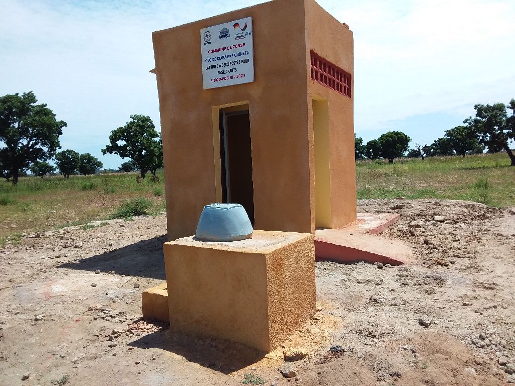 Latrines 2 postes CEG Diara Zonsé
